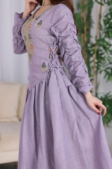 جلابية لينن كويتية بتطريز شك وحبال في الجوانب