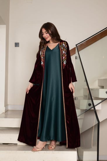 جلابية مخمل قطعتين بتطريز شك في الصدر وبطانة ساتان