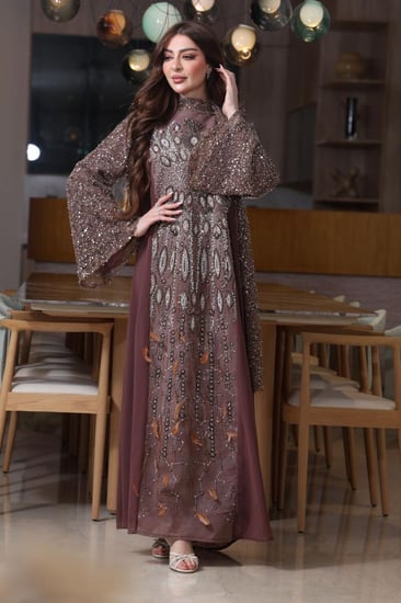 جلابية شيفون مطرزة بإضافة الريش مع اكمام ووشاحين من الترتر المخرم