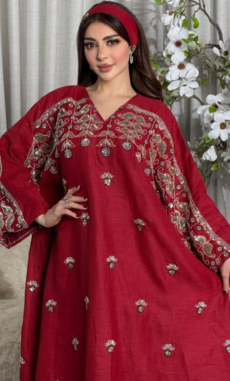 جلابية لينن كويتية بتطريز شك راقي على كامل الجلابية