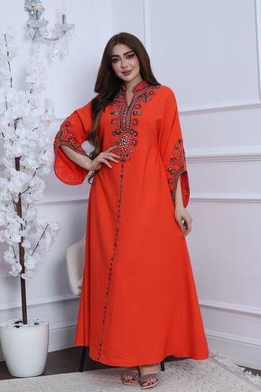 جلابية بخامة باربي بتطريز راقي في الرقبة والكم وإضافة فصوص كريستال