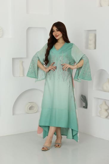 جلابية بخامة قطن سويسري وتطريز ممزوج بالكرستالات وتدرج الوان في الخلف