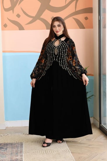 جلابية مخمل بتطريز شك في الصدر وأكمام شيفون مورد وحزام داخلي مخفي