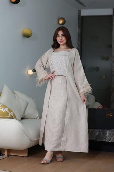 جلابية لينن قطعتين متصلة بتطريز كمبيوتر وريش في الاكمام