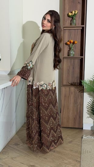 جلابية باربي برقبة قلاب ممزوجة بورود تل مطرزة