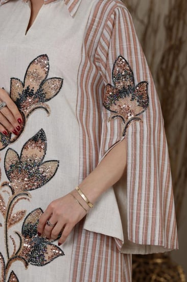 جلابية ليين مقلمة برقبة قلاب وكلفة مطرزة من الامام والاكمام