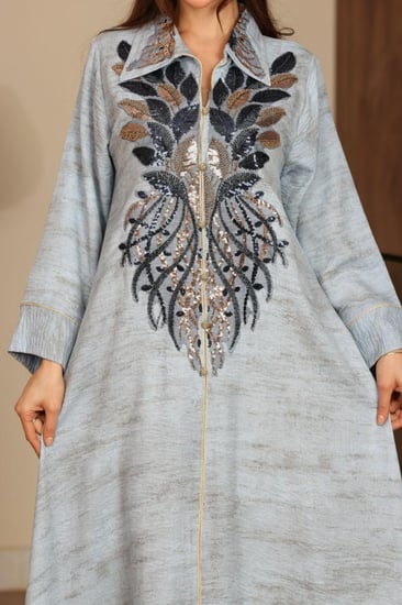 جلابية بكلفة مطرزة في الصدر ورقبة قلاب