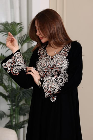 جلابية مخمل بتطريز شرقي مميز