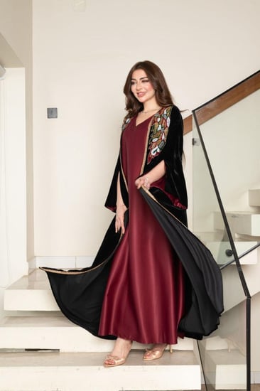 جلابية مخمل قطعتين بتطريز شك في الصدر وبطانة ساتان