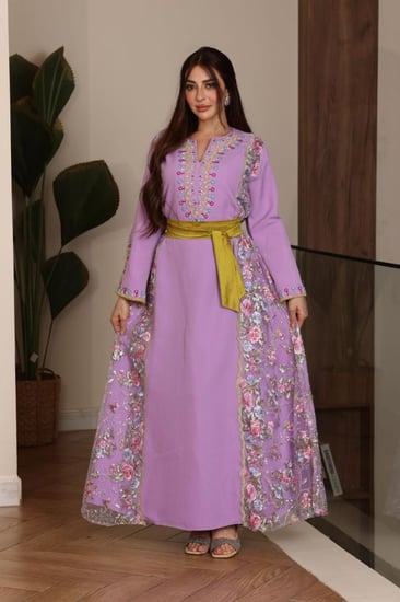 جلابية بخامة باربي وتطريز شك يدوي في الصدر والاكمام ممزوجة التل المطرز