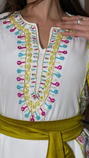 جلابية بخامة باربي وتطريز شك يدوي في الصدر والاكمام ممزوجة التل المطرز