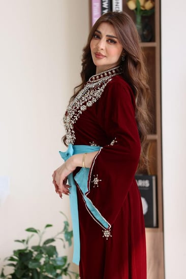 جلابية مخمل بتطريز شك يدوي كرستالات