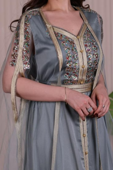 قفطان مغربي قطعتين من الساتان والتل المطرز بالكرستال