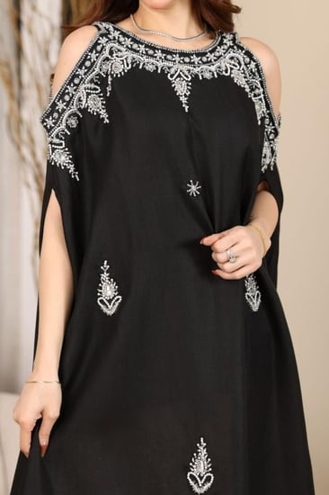 جلابية استقبال ليين مطرزة بفتحة في الاكتاف