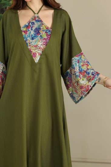 جلابية لينن ممزوجة بالترتر في الصدر و الاكمام