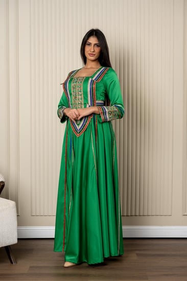 جلابية راقية بتطريز عسيري لهوية اليوم الوطني