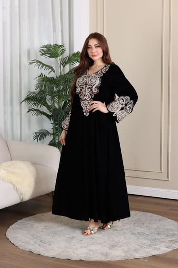 جلابية مخمل بتطريز شرقي مميز