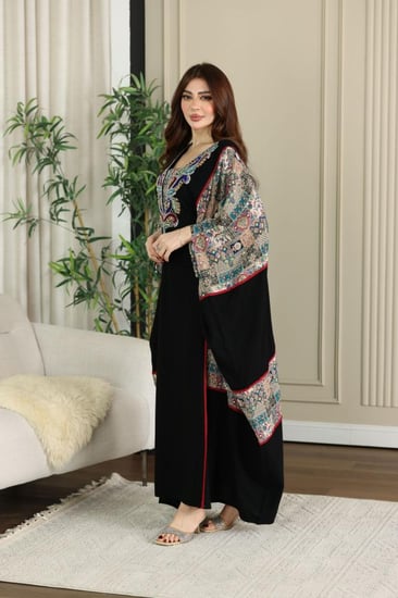 جلابية لينن فراشة بتطريز شك يدوي في الصدر ممزوجة بقماش مشجر