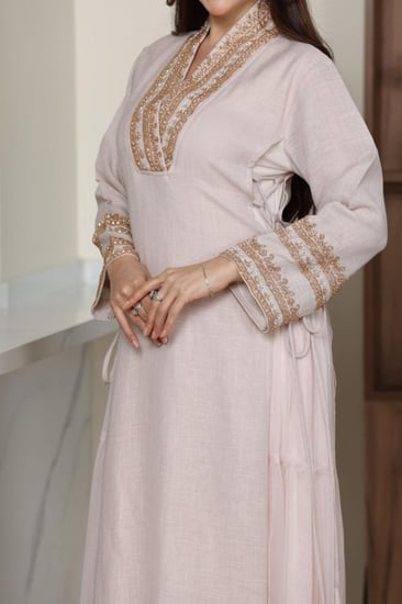 جلابية لينن ببطانة تل وحبال جانبية بتطريز برونزي أنيق