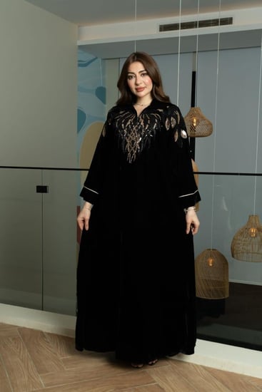 جلابية مخمل برقبة قلاب و تطريز في الصدر والكمام