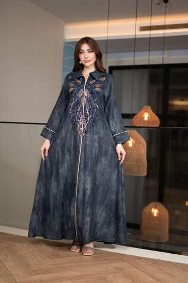 جلابية بكلفة مطرزة في الصدر ورقبة قلاب