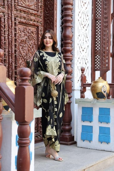 جلابية ( نشل ) بالتل والتطريز الذهبي