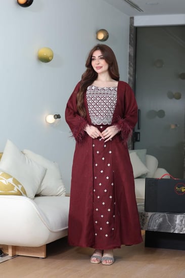 جلابية لينن قطعتين متصلة بتطريز كمبيوتر وريش في الاكمام