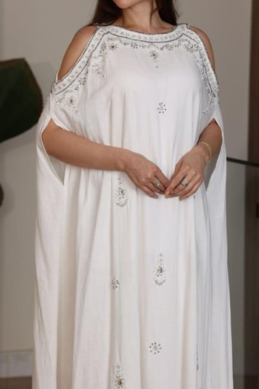 جلابية استقبال ليين مطرزة بفتحة في الاكتاف