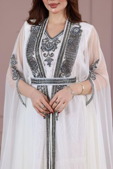 جلابية قفطان قطعتين فراشة بتطريز عريض في الصدر و بطانة دانتيل وتل