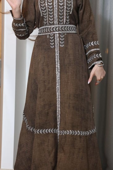 جلابية قطن مخلوط بكلفة مطرزة وحزام خارجي