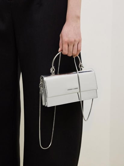 محفظة كريستين المعدنية الطويلة ذات المقبض المنحوت - فضية