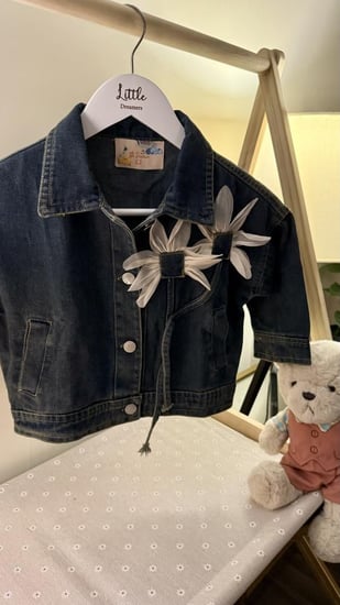جاكيت جينز أطفال بلمسة زهور أنيقة
