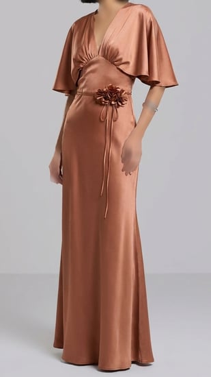 فستان ساتان طويل خربزي بأكمام قصيرة واسعة و حزام ورد