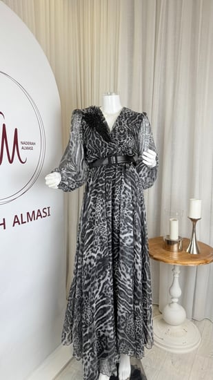 فستان شيفون ماكسي رمادي بطبعة نمري أنيقة