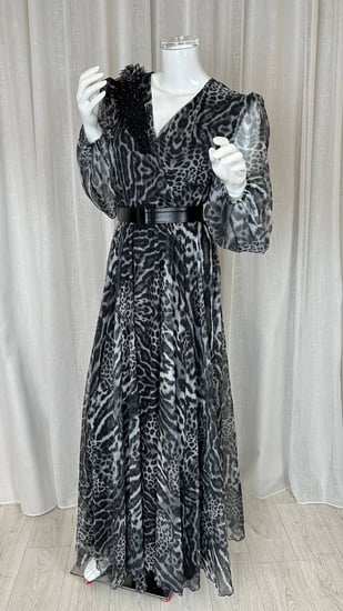 أكمام طويلة منفوخة في فستان شيفون ماكسي رمادي