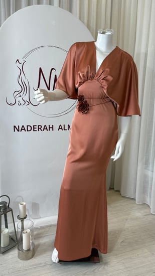 فستان ساتان طويل خربزي بتصميم ناعم وجذاب