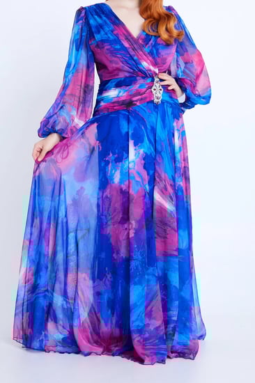 فستان شيفون باللون الأزرق والوردي بأكمام طويلة وقصة كلوش