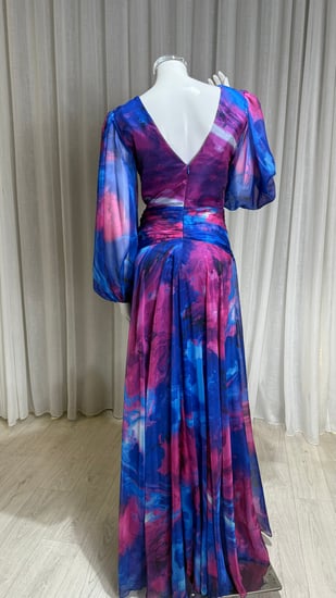 فستان شيفون باللون الأزرق والوردي بأكمام طويلة وقصة كلوش