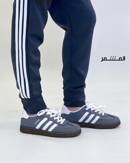 حذاء رياضي - أديداس (رمادي غامق مخطط ابيض)