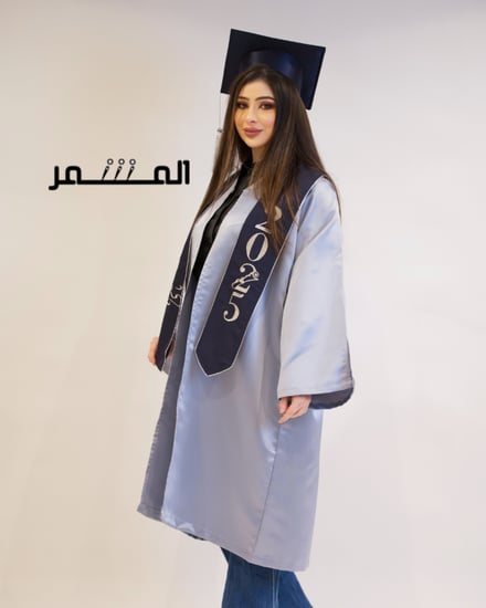 عباية تخرج رمادي مع وشاح كحلي