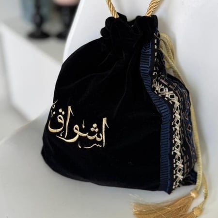 كيس عباية أسود مع قطعة سدو بمسكة