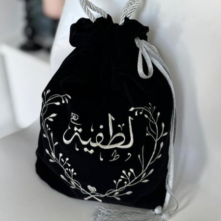 كيس عباية أسود تطريز دبل اطار واسم بمسكة فضية