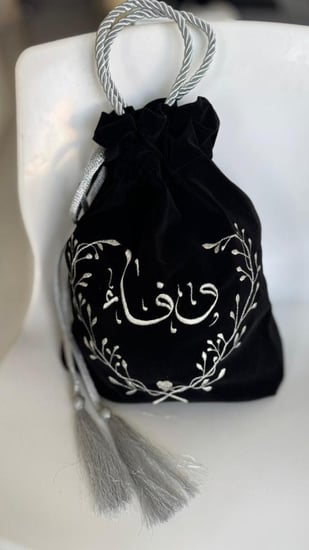 كيس عباية أسود تطريز دبل اطار واسم بمسكة فضية