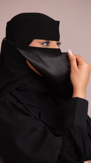 عدد ( 6 ) نقاب ملكي  مبطن حرير أسود (ربطة)