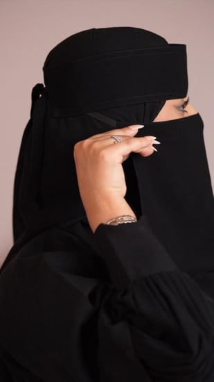 نقاب ملكي مبطن حرير أسود (ربطة)