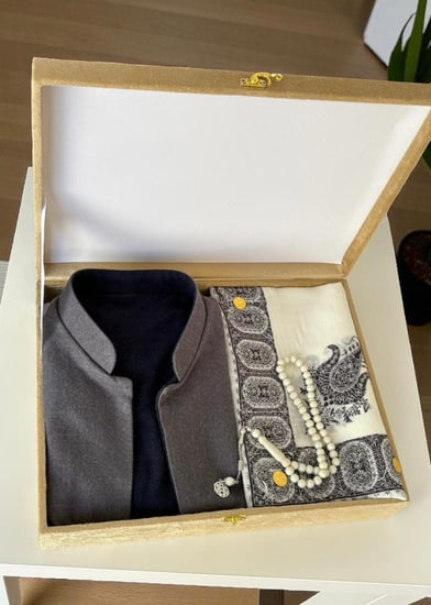 بوكس هدية رجاليه سديري رمادي وشال وسبحة  بيضاء