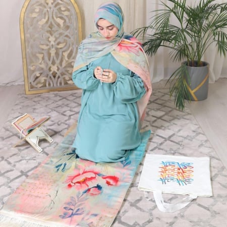 طقم صلاة مكون من سجادة وشرشف صلاة ومسبحة وشنطه خفيفه