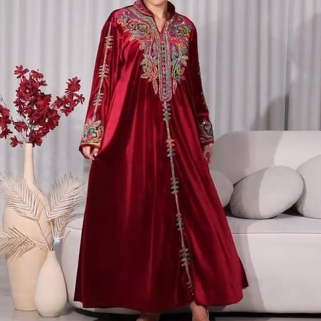 جلابيه مخمل عنابي مطرزه مع شك ناعم