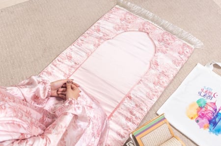 طقم صلاة مكون من سجادة وشرشف صلاة مغاط ومسبحة