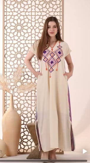 جلابيه بيج مطرزة من الامام (مقاس فري سايز )